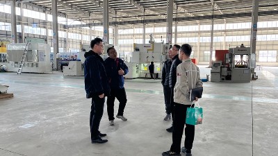 電池蓋帽客戶來(lái)訪考察鏈?zhǔn)絿娔z機(jī)、滾噴設(shè)備