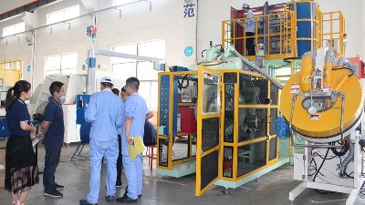 浙江客戶來訪驗(yàn)收自動(dòng)滾噴機(jī)AJL.R90型噴涂設(shè)備