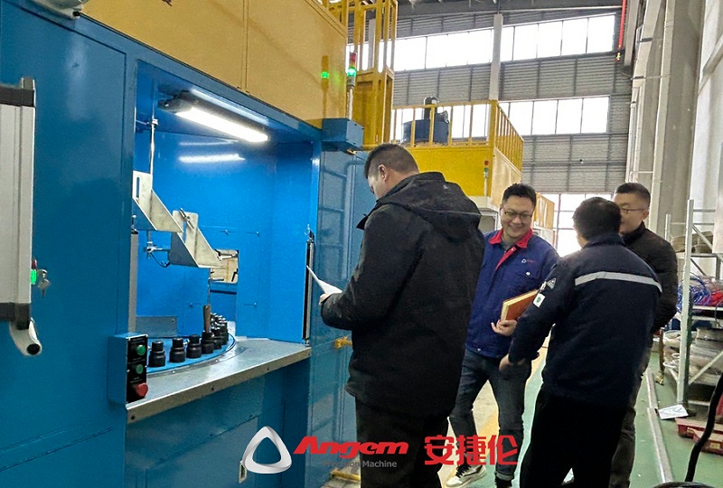 鹽城客戶(hù)驗(yàn)收噴膠機(jī)3