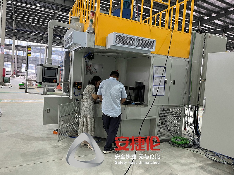 客戶驗收噴膠機(jī)