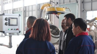 伊朗紐扣客戶(hù)到訪(fǎng)安捷倫參觀自動(dòng)滾噴機(jī)